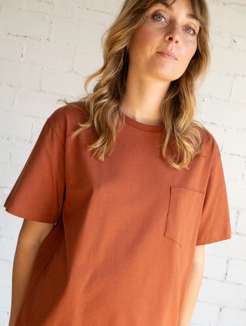 Camiseta lisa con bolsillo de algodón orgánico - Imagen 3