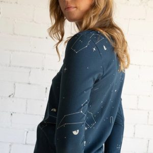 Camiseta manga larga azul constelaciones de algodón orgánico