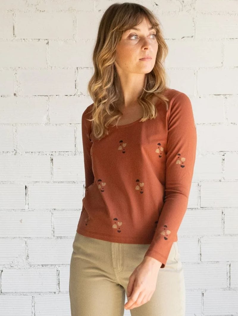 Camiseta manga larga roja estampado crepúsculo de algodón orgánico