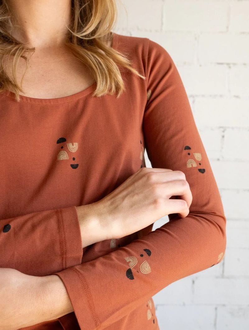 Camiseta manga larga roja estampado crepúsculo de algodón orgánico - Imagen 4