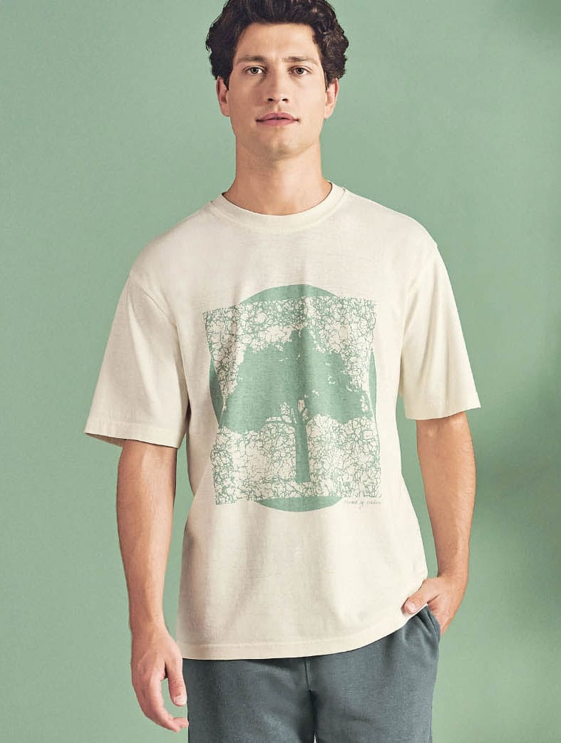 Camiseta sostenible hombre con estampado árbol