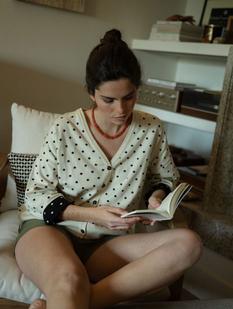 Cardigan oversize beige de manga kimono - Imagen 3