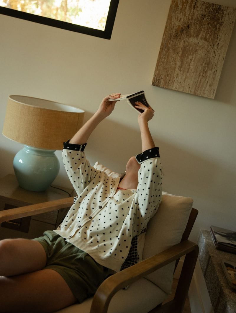 Cardigan oversize beige de manga kimono - Imagen 5