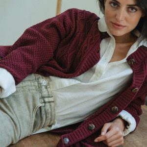 Cárdigan trenzado con botones cereza