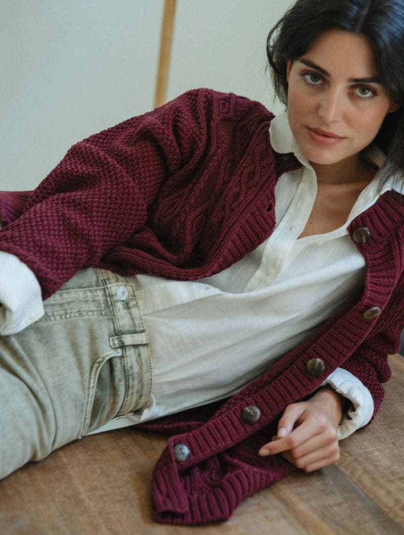 Cárdigan trenzado con botones cereza