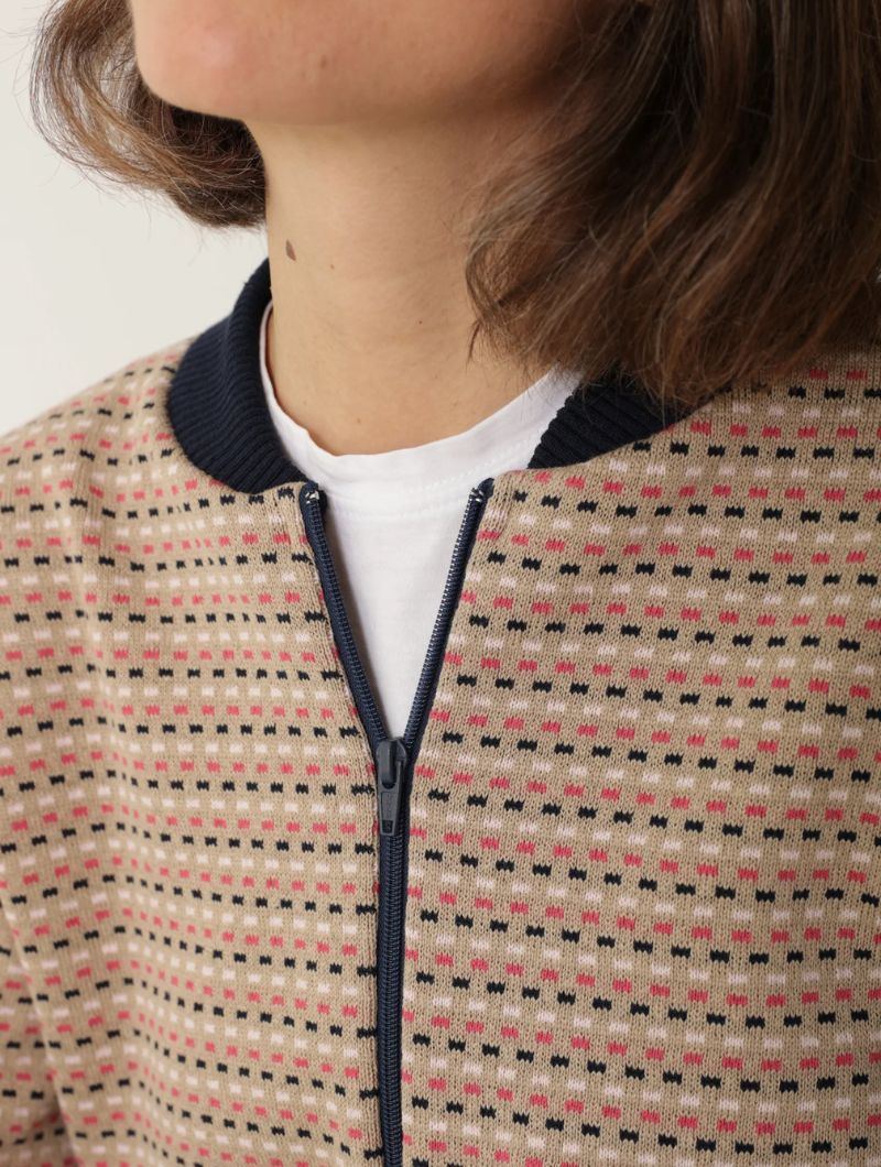 Chaqueta arena con bloques fucsia y rosa para mujer - Imagen 3