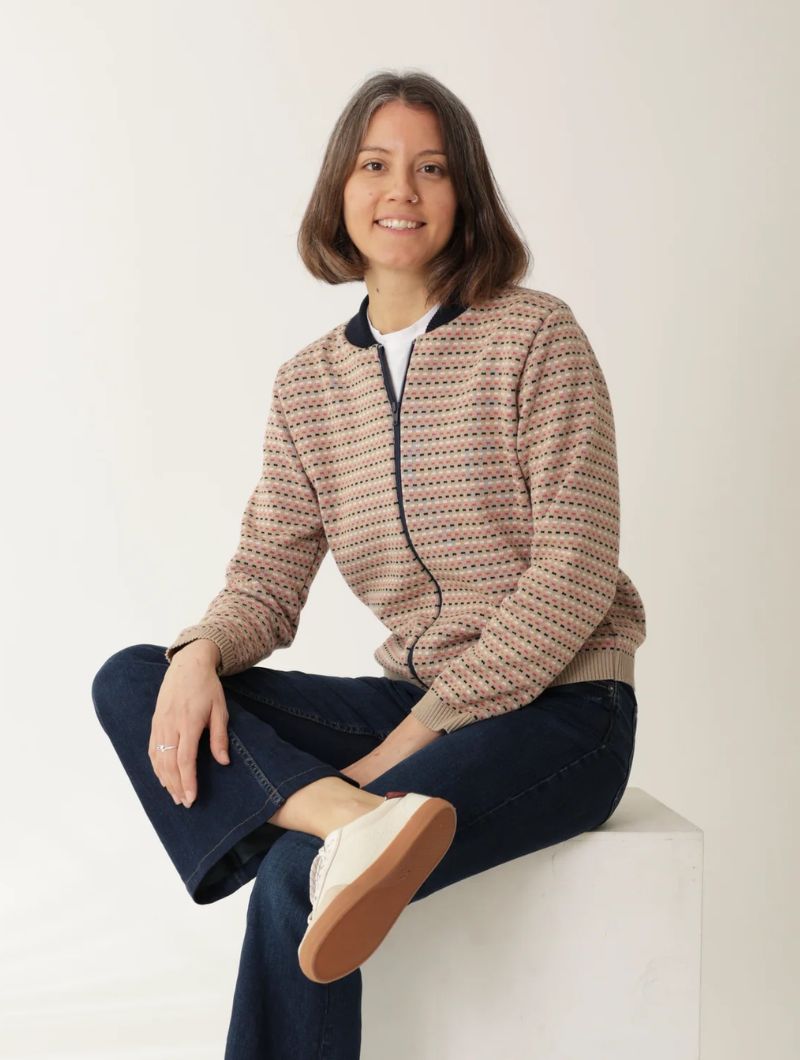 Chaqueta arena con bloques fucsia y rosa para mujer - Imagen 2