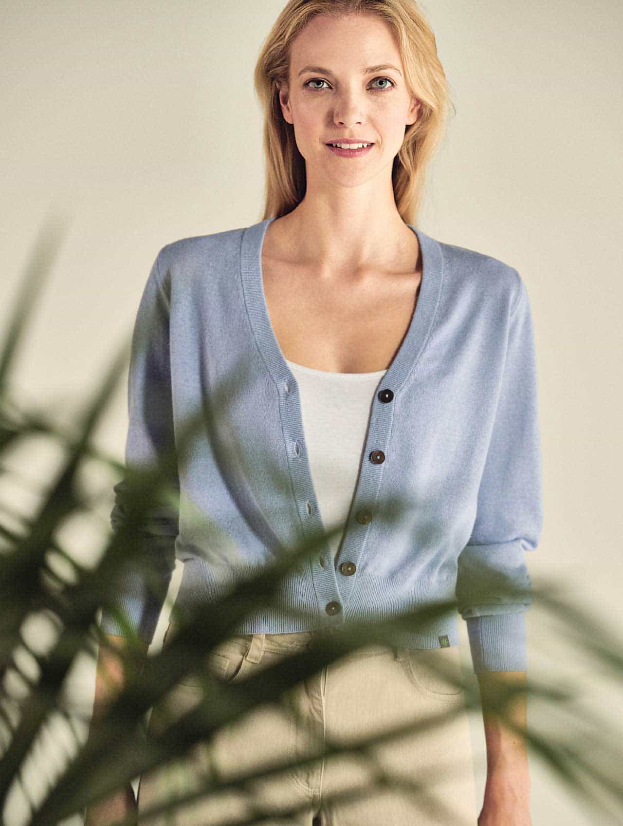 Chaqueta corta de cuello pico ecológica - Imagen 4