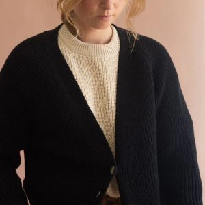 Chaqueta de punto grueso de algodón orgánico negra