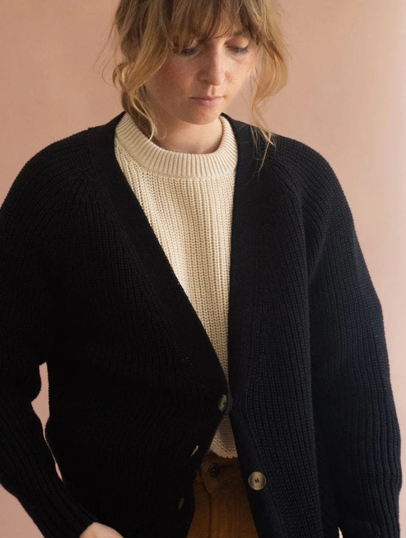 Chaqueta de punto grueso de algodón orgánico negra