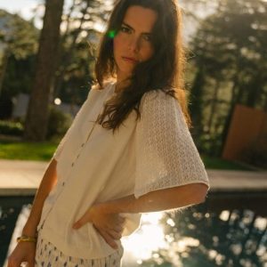 Chaqueta de verano blanca con manga calada