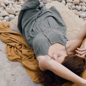 Vestido abotonado midi con tirantes ecológico