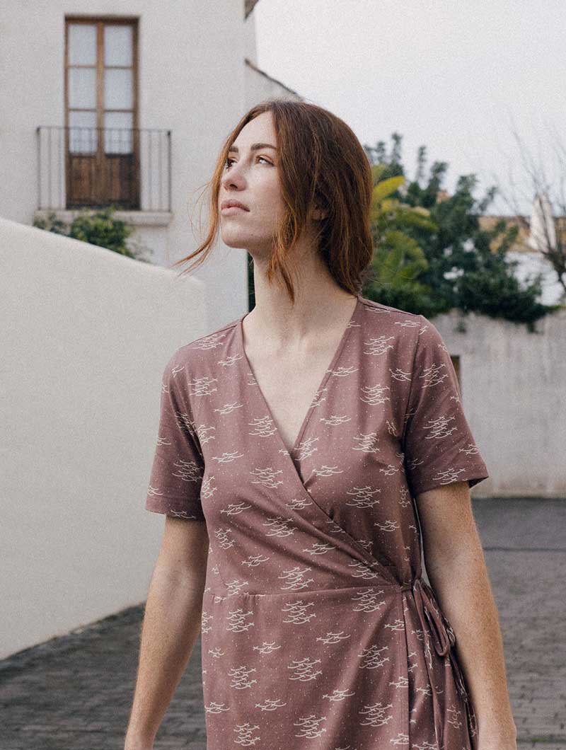 Vestido cruzado malva con peces de algodón orgánico - Imagen 3