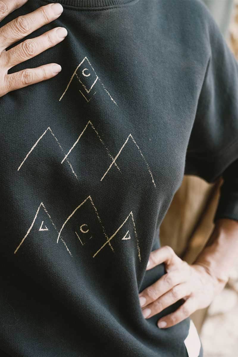 Sudadera negra con montañas 100% algodón orgánico - Imagen 3