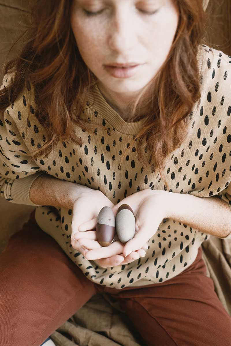 Sudadera de algodón orgánico beige con piedras - Imagen 3