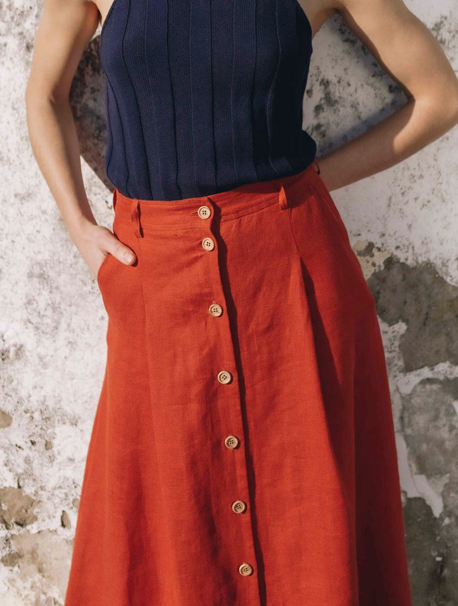 Falda midi de lino con botones roja - Imagen 3