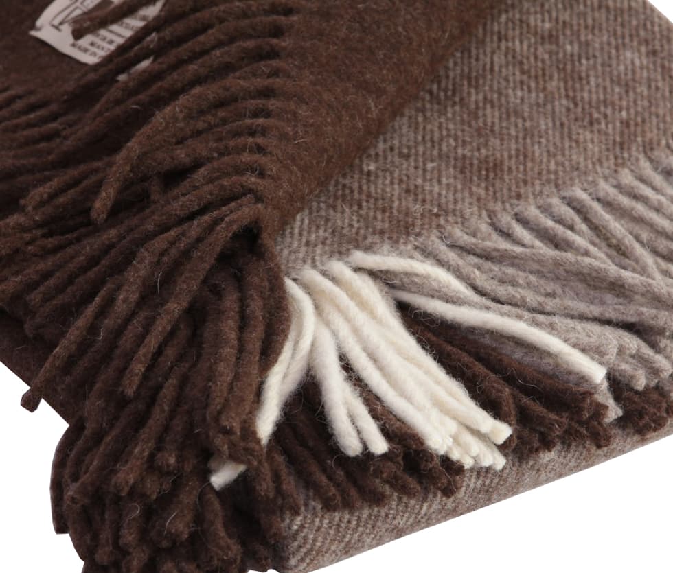 Manta para sofá de color marrón de lana ecológica - Imagen 3