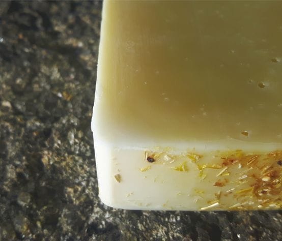 Jabón natural de caléndula y manzanilla - Imagen 3