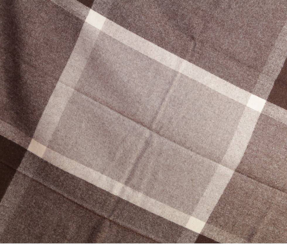 Manta para sofá de color marrón de lana ecológica - Imagen 4