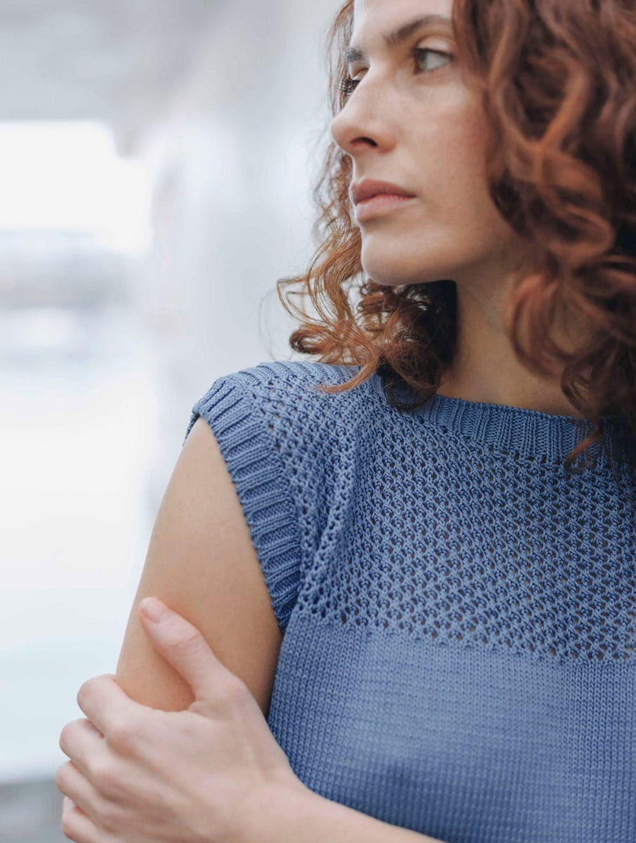 Top de punto azul calado de algodón orgánico - Imagen 3