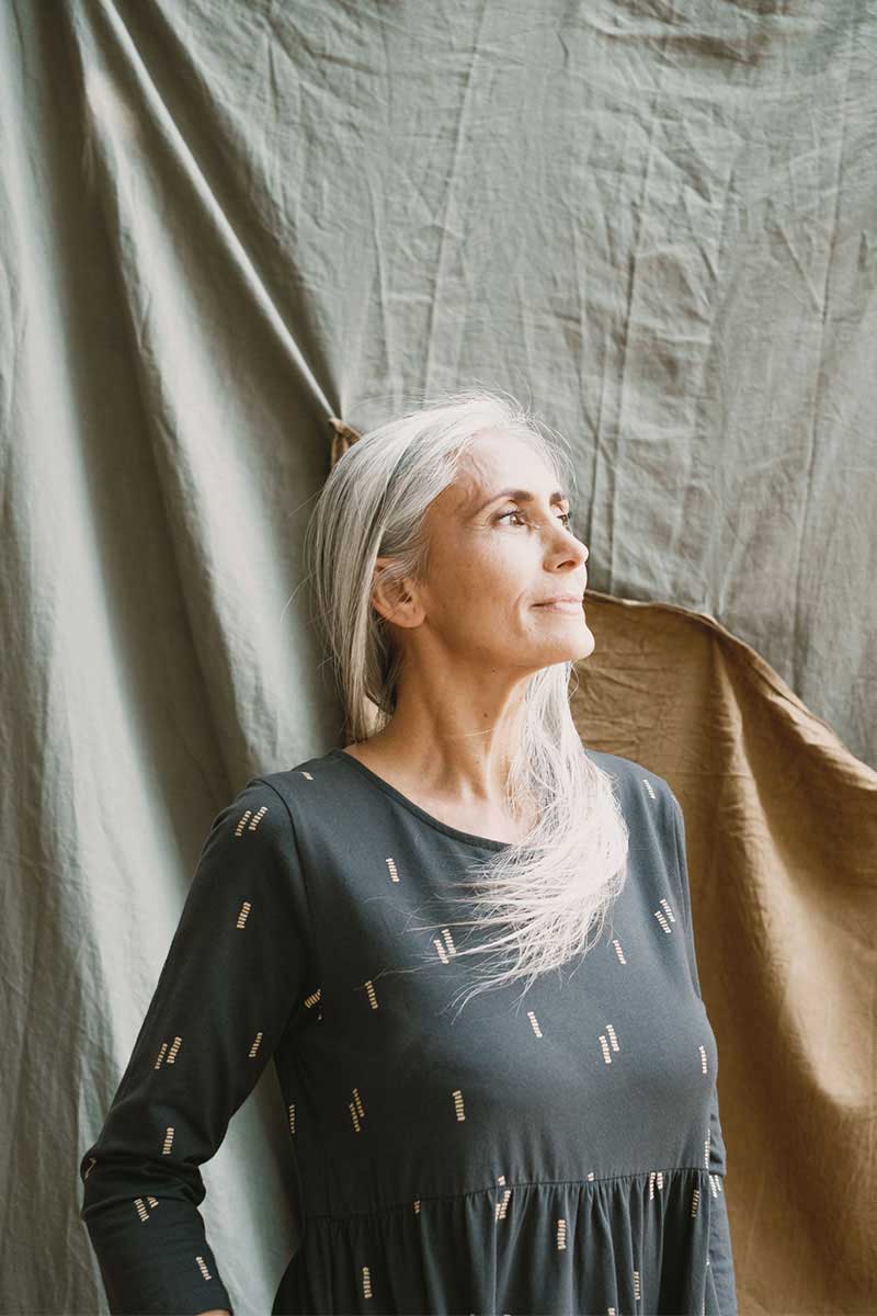 Vestido midi negro con minerales de algodón orgánico - Imagen 7