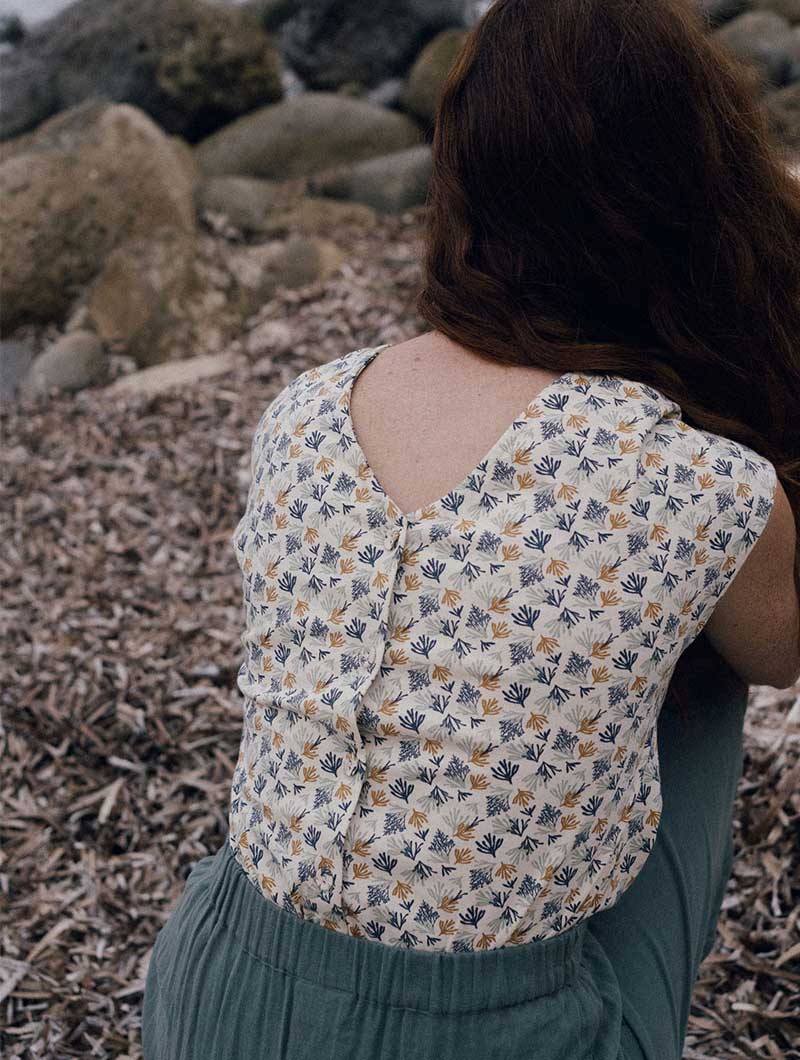 Camiseta con botones beige con corales ecológica - Imagen 3