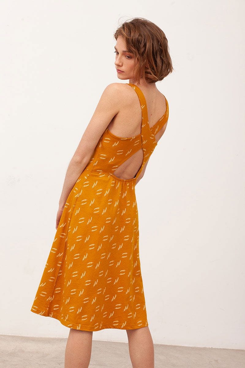 Vestido de algodón orgánico mostaza con espalda cruzada - Imagen 4