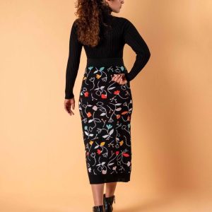 Falda de lana de color negro con flores