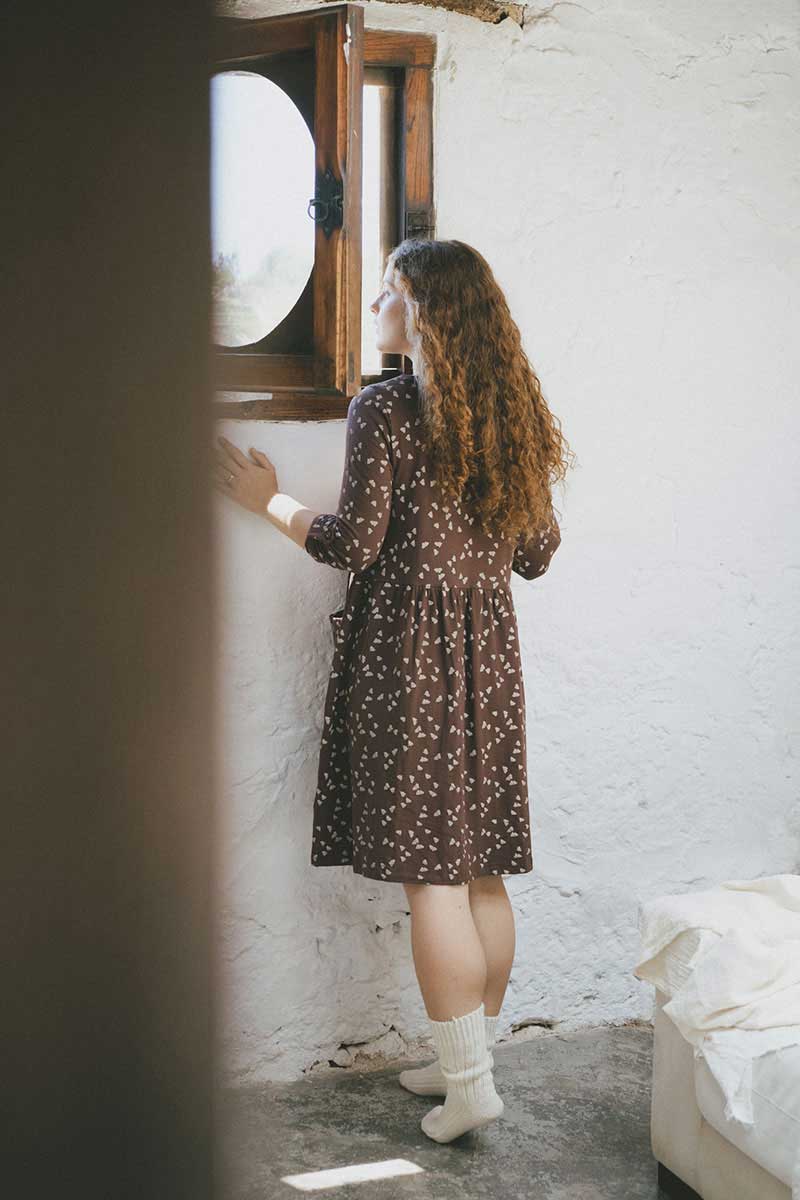 Vestido oversize marrón con bellotas de algodón orgánico - Imagen 5