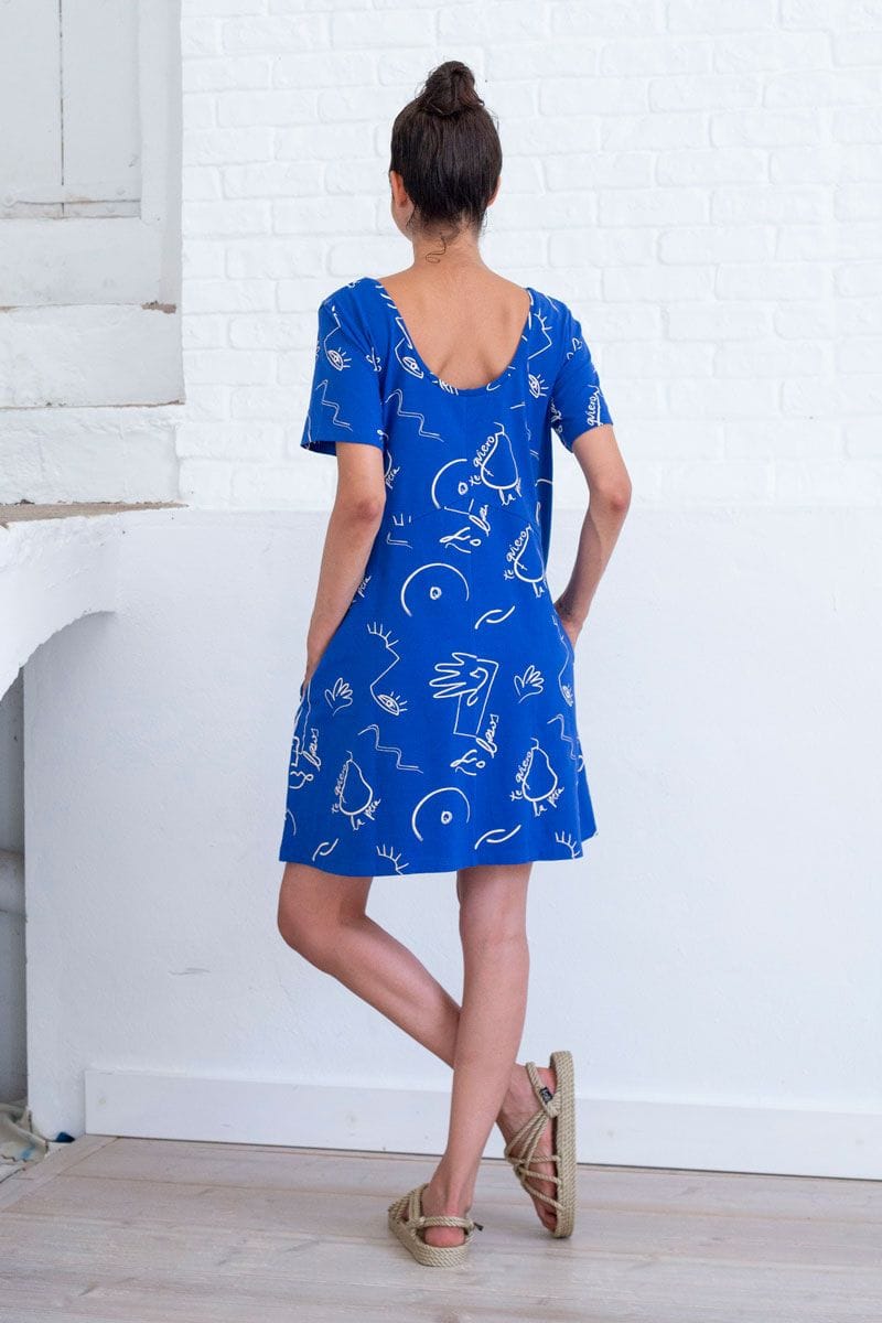 Vestido corto azul con estampado abstracto - Imagen 3