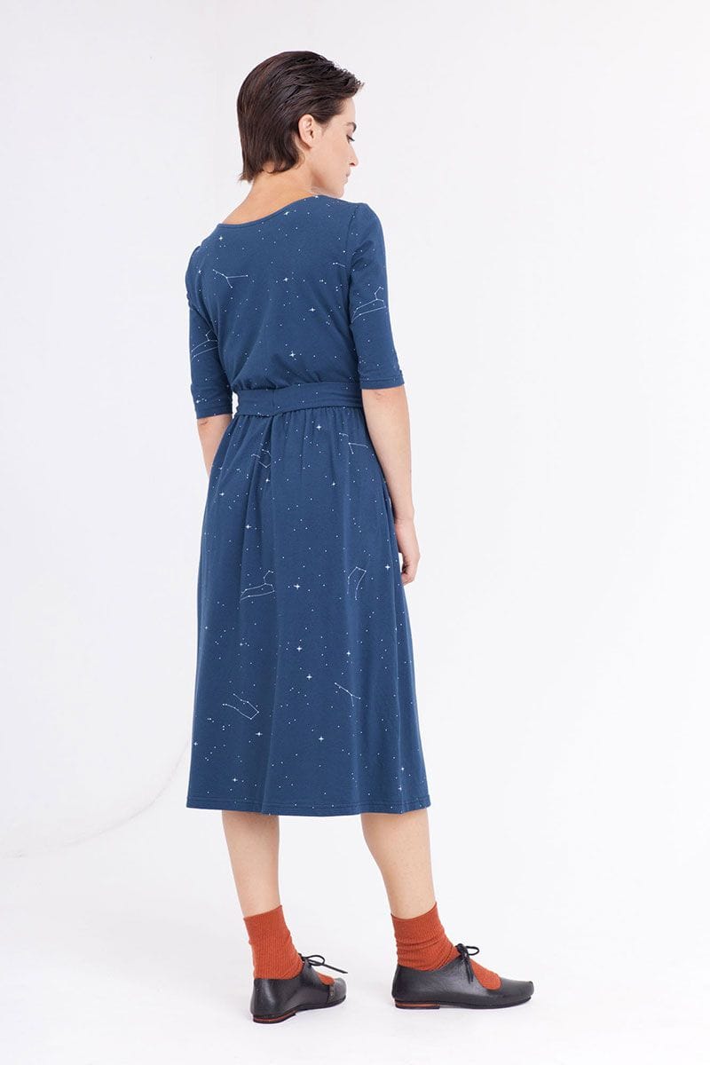 Vestido cruzado azul estampado constelaciones - Imagen 3