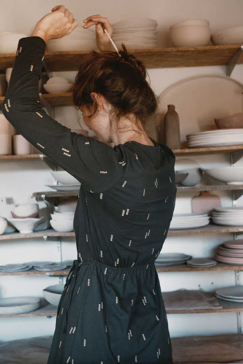 Vestido cruzado ecológico de manga larga minerales negro - Imagen 5