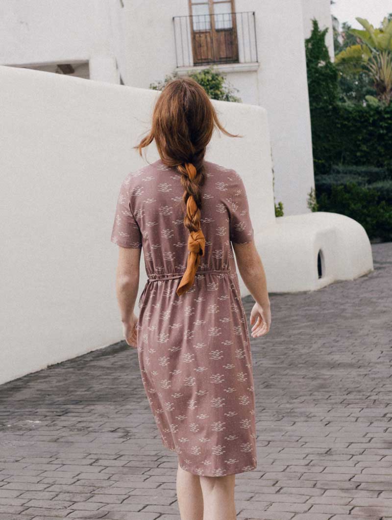 Vestido cruzado malva con peces de algodón orgánico - Imagen 4