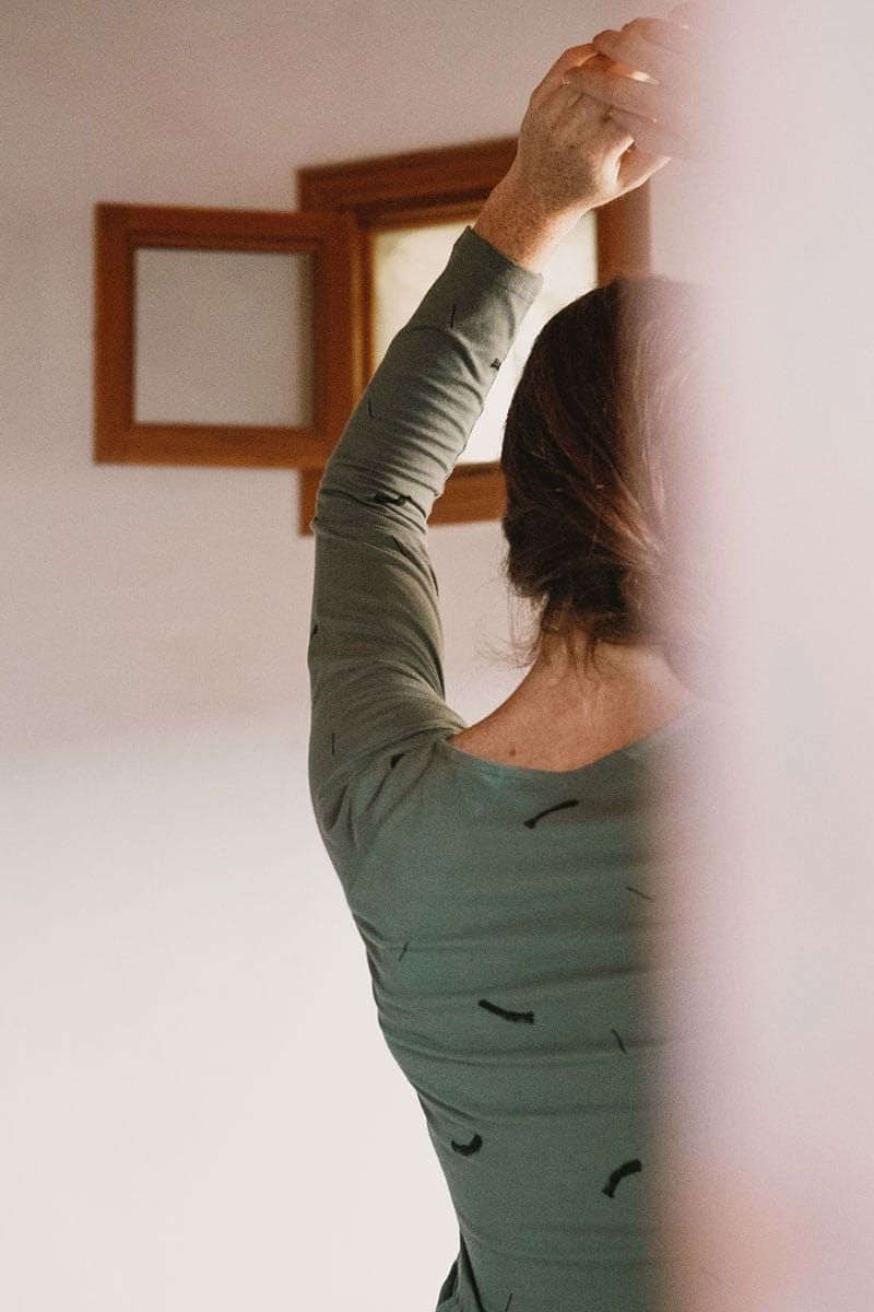 Vestido de manga larga ecológico verde con trazos - Imagen 6