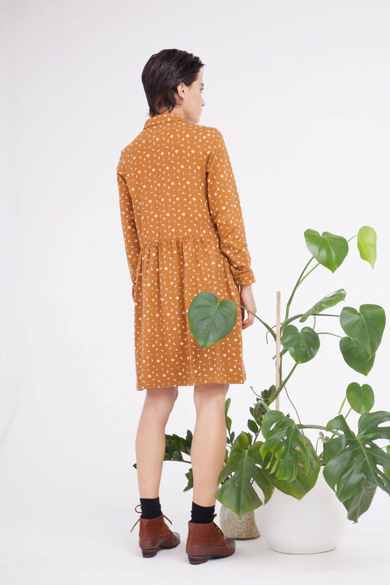 Vestido abotonado mostaza con estampado de fases lunares - Imagen 4