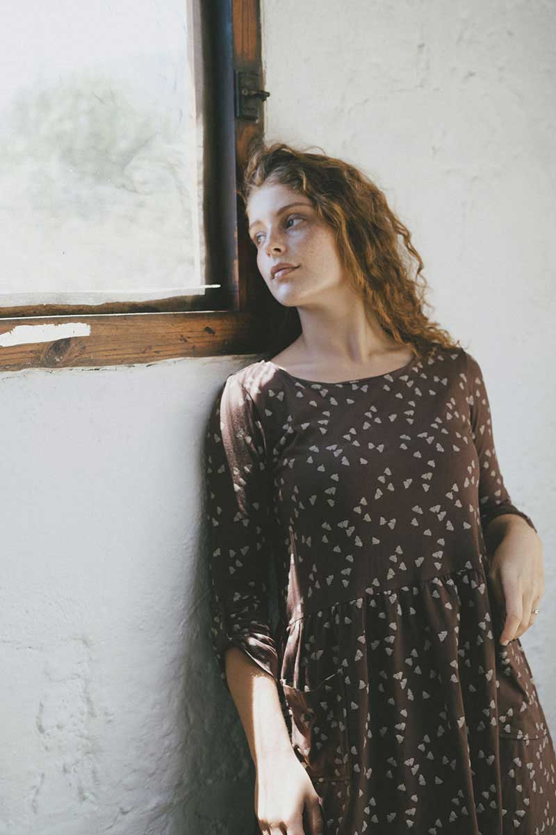 Vestido oversize marrón con bellotas de algodón orgánico - Imagen 6