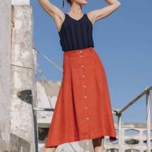 Falda midi de lino con botones roja