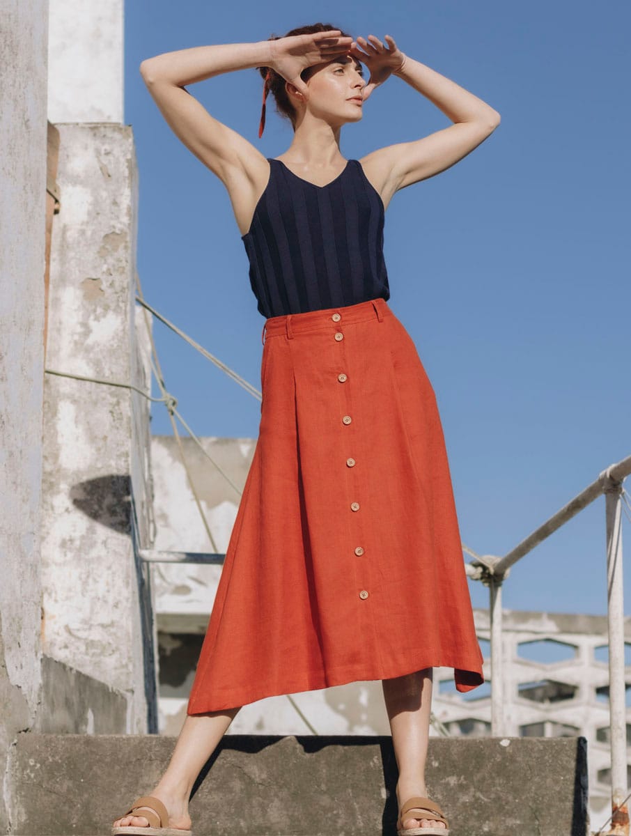 Falda midi de lino con botones roja