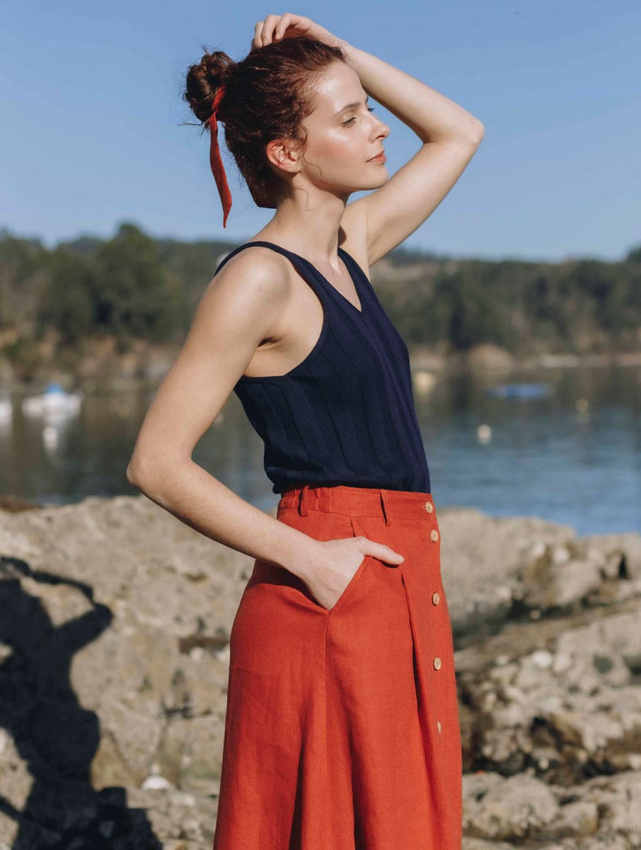 Falda midi de lino con botones roja - Imagen 6