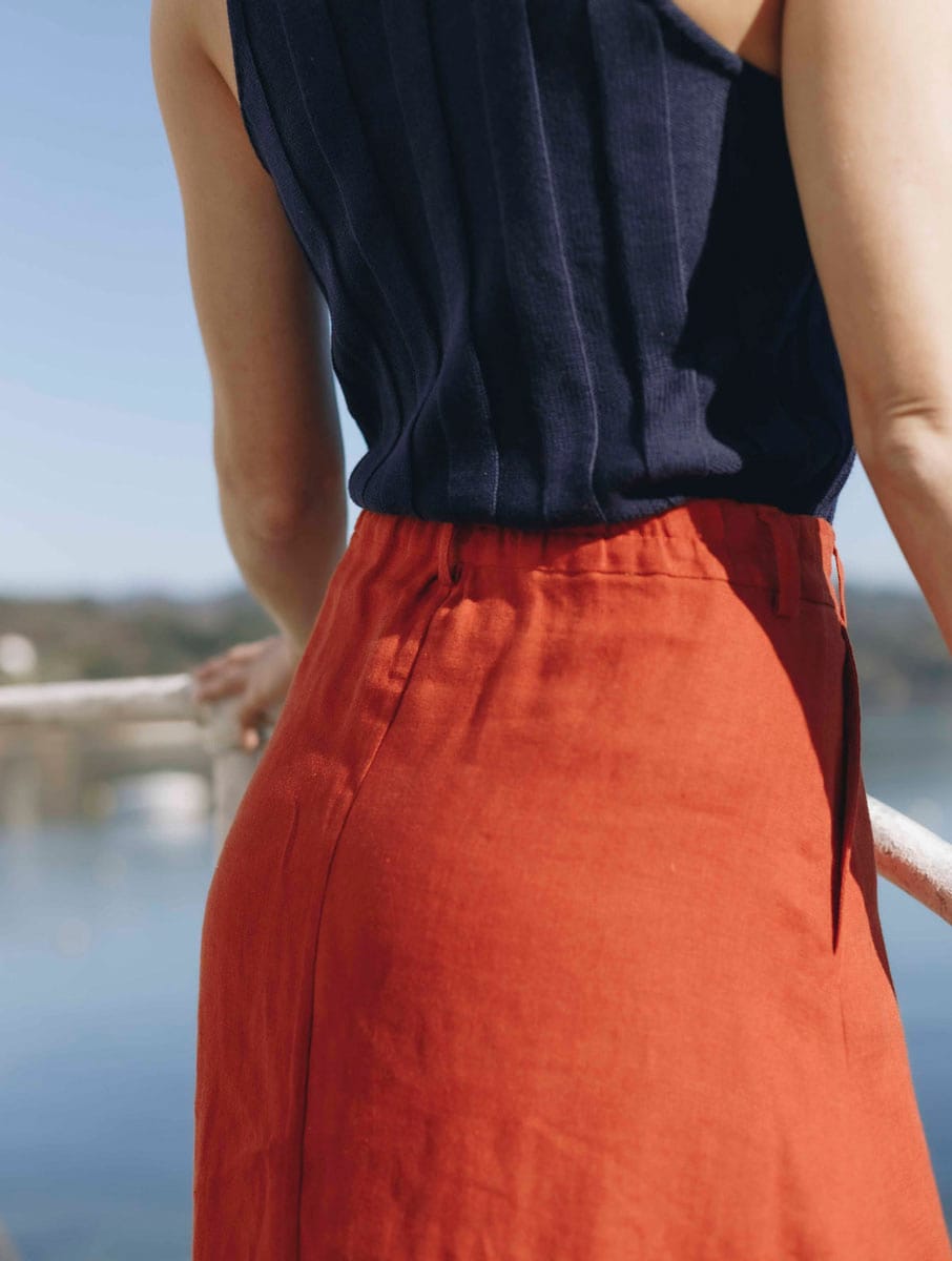 Falda midi de lino con botones roja - Imagen 5