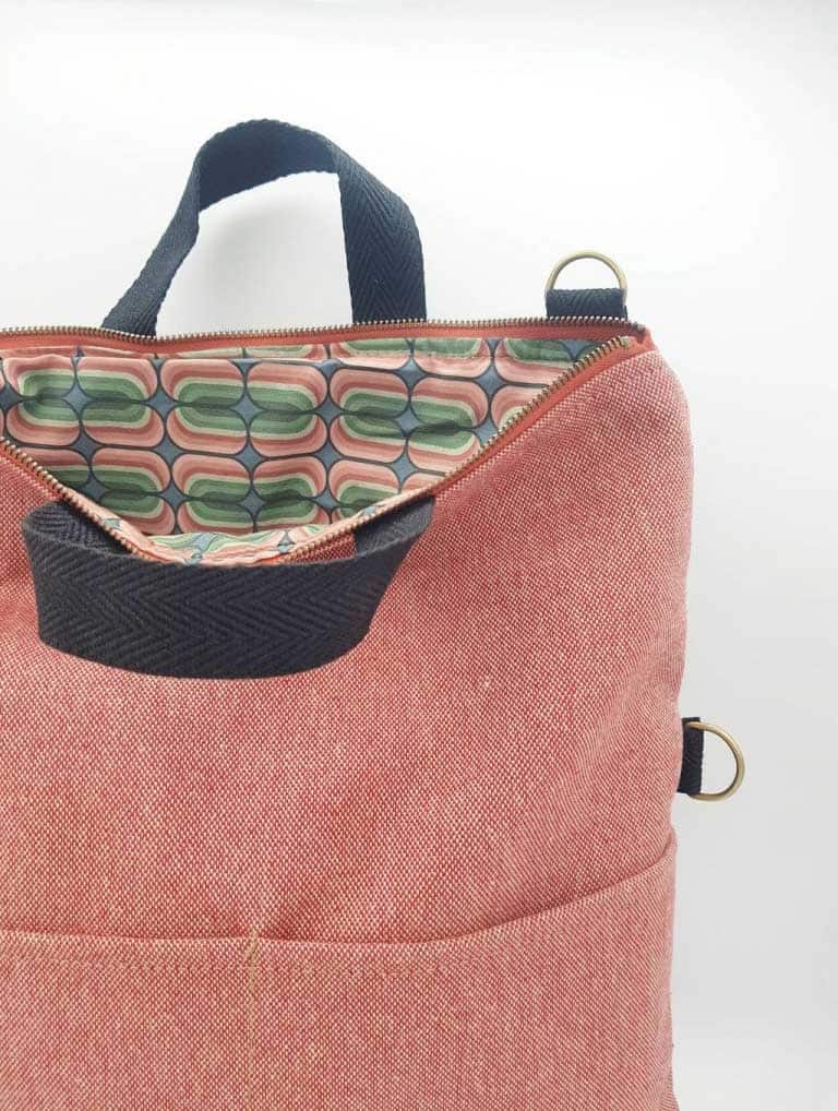 Bolso-mochila salmón de tapicería reciclada - Imagen 3