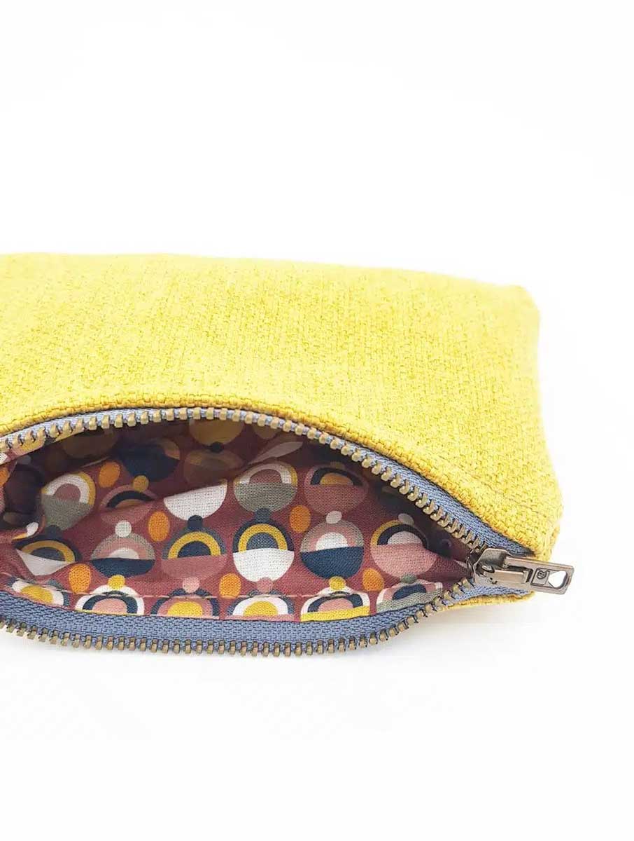 Monedero con cremallera amarillo de tapicería recuperada - Imagen 3