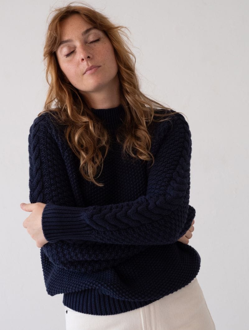 Jersey manga trenzada azul marino de algodón orgánico