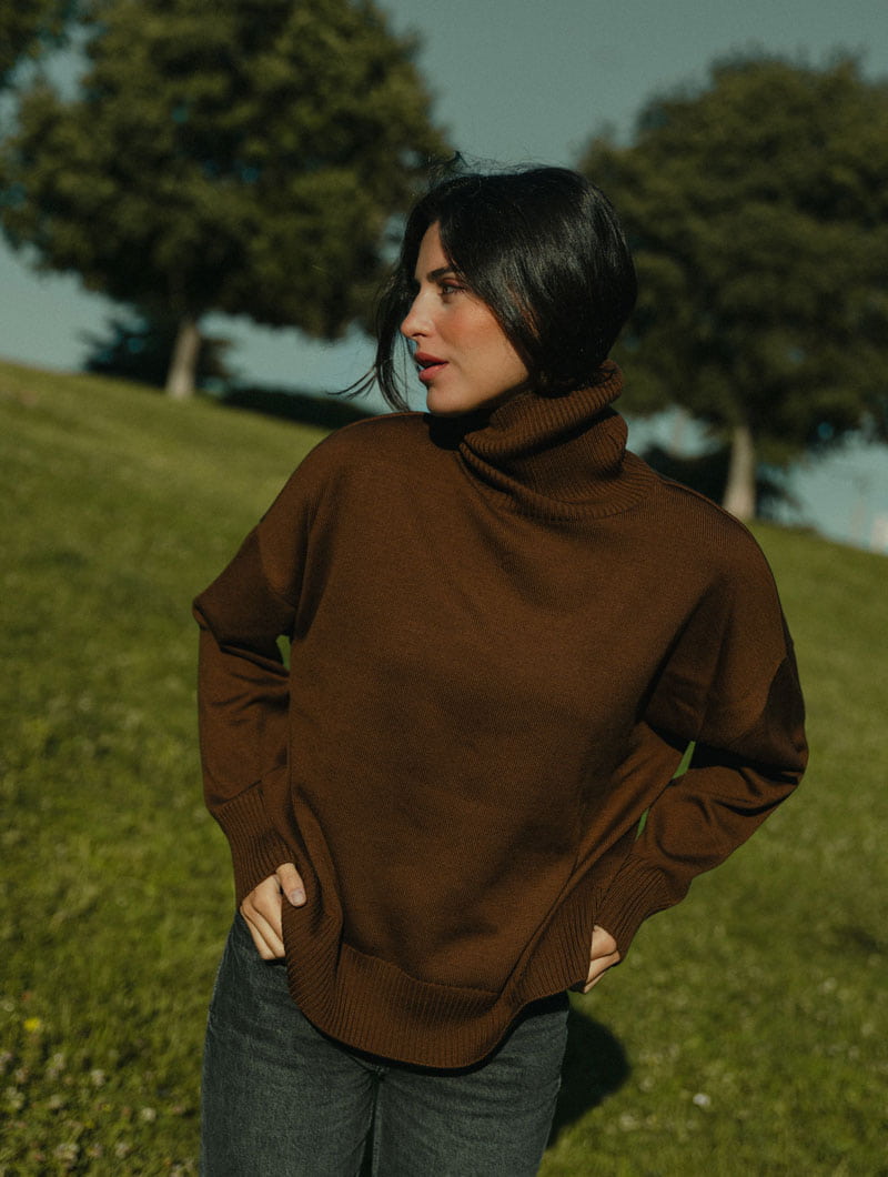 Jersey cuello cisne chocolate de lana merino - Imagen 2