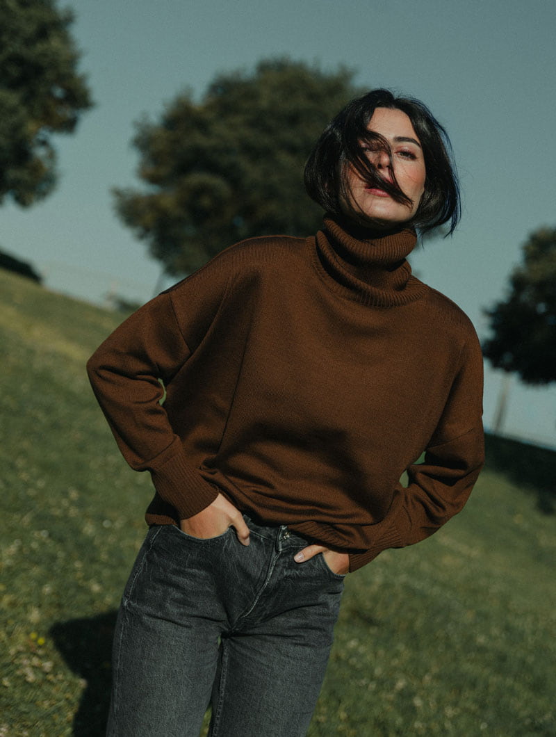 Jersey cuello cisne chocolate de lana merino - Imagen 4