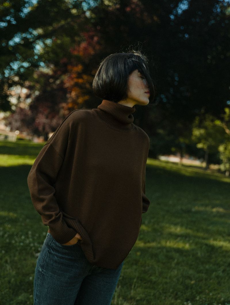 Jersey cuello cisne chocolate de lana merino - Imagen 5