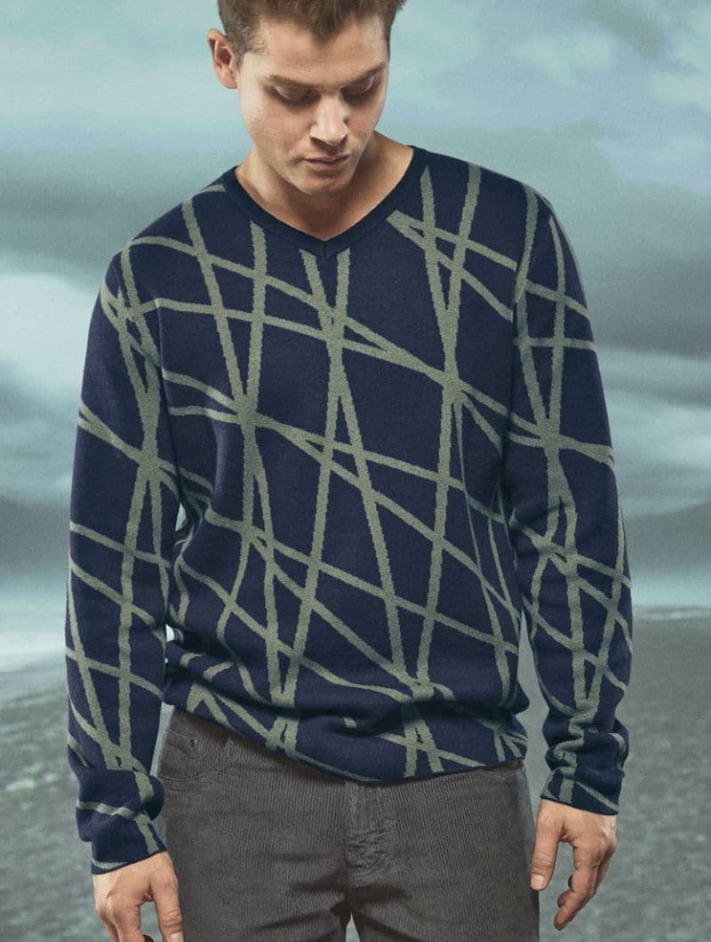 Jersey cuello pico hombre con diseño de rayas