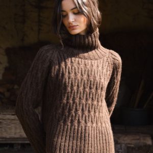 Jersey grueso cuello alto castaño de lana de alpaca