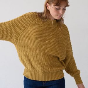 Jersey mostaza con manga trenzada de algodón orgánico