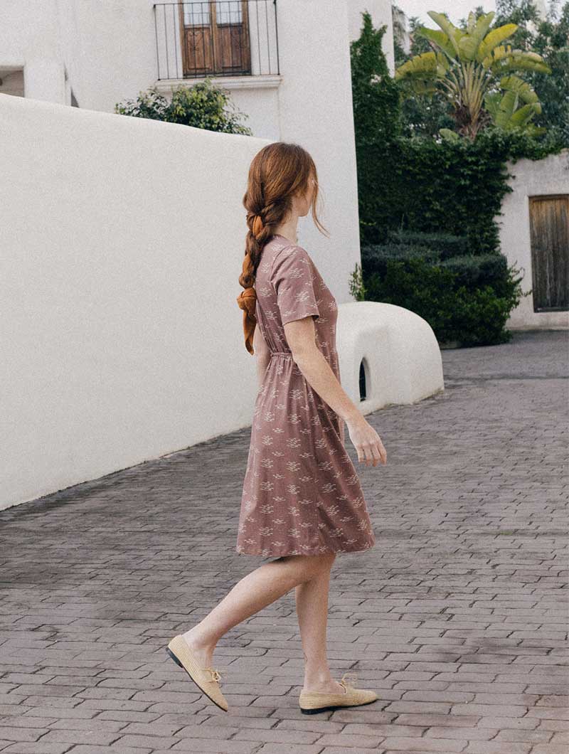 Vestido cruzado malva con peces de algodón orgánico - Imagen 6